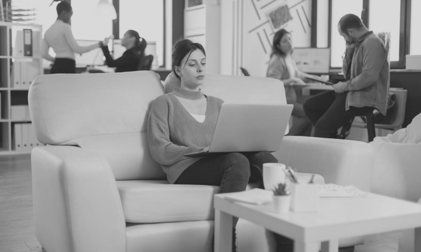 Espace de travail avec documents financiers et analyse budgétaire