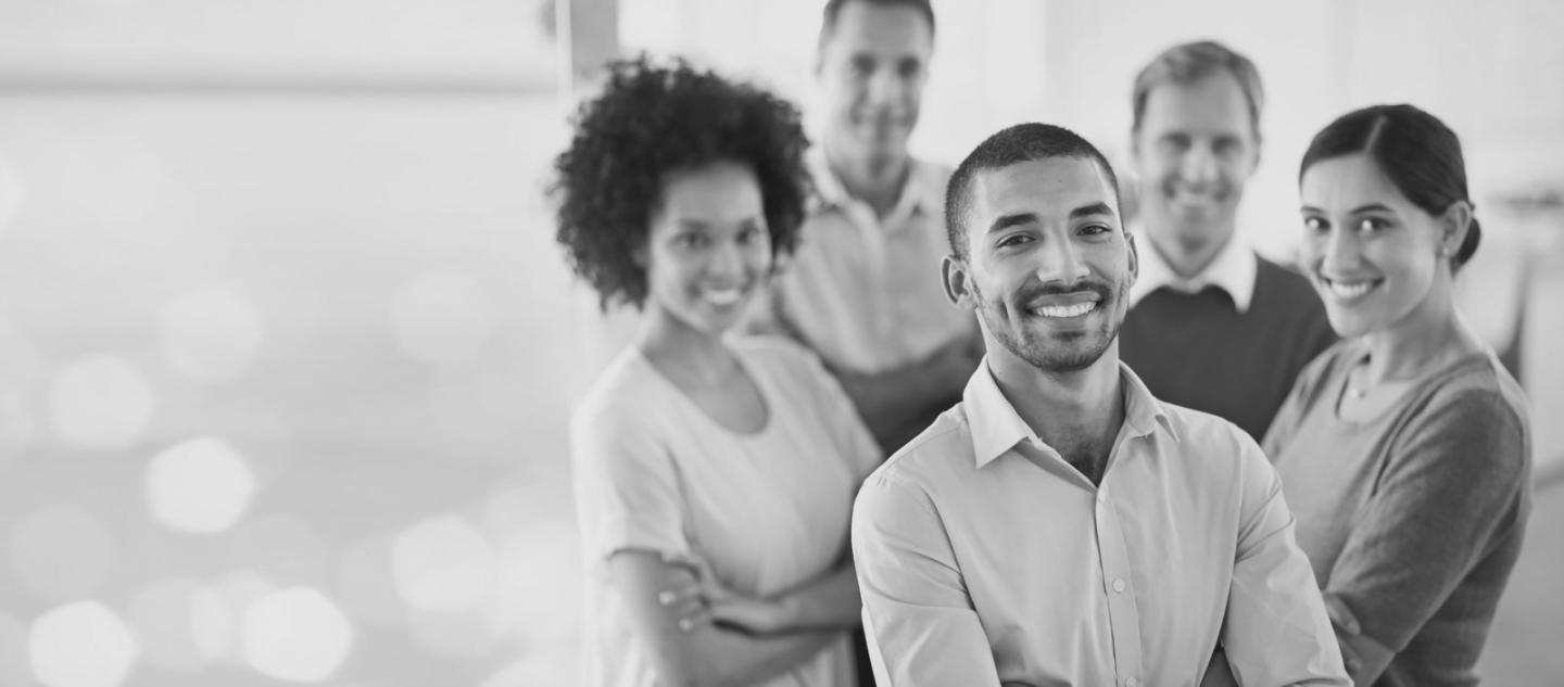 Planification budgétaire collaborative lors d'une session de travail avec documents et calculatrices