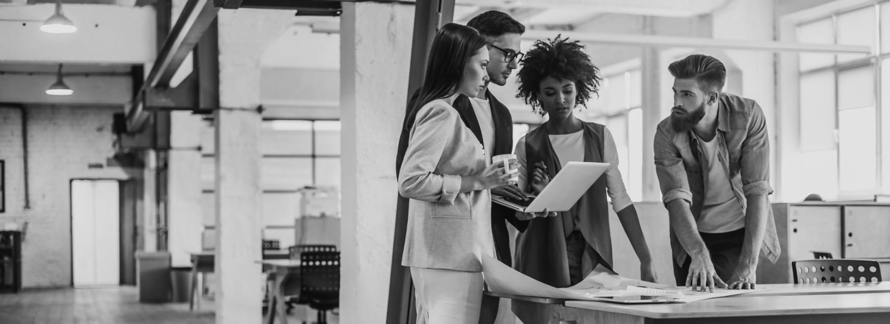Session de formation avec des clients découvrant les fonctionnalités de suivi budgétaire